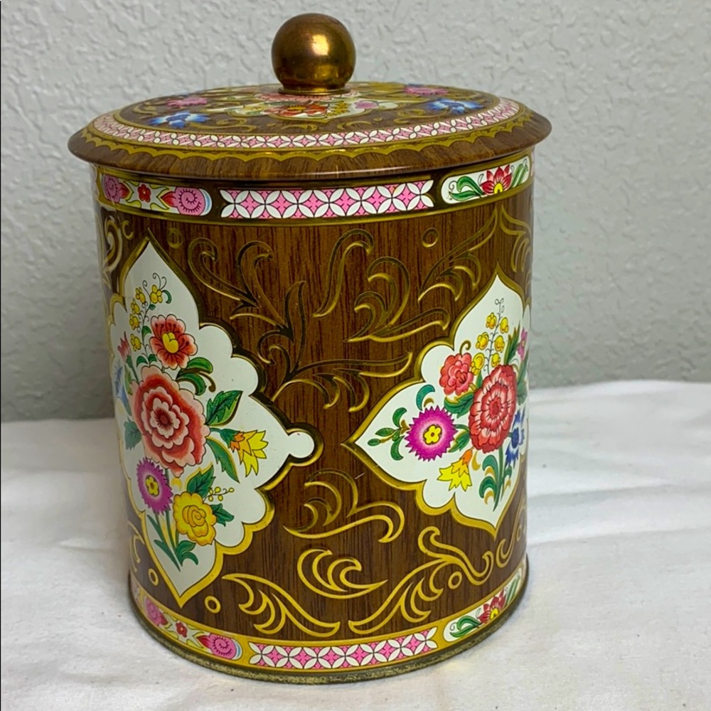 Daher vintage tin with lid and decorative knob